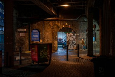 Bermondsey, Londra, İngiltere: Londra Köprüsü 'nün altındaki Barnham Caddesi ile Londra' nın Southwark ilçesindeki Greenwich Demiryolu Viyadüğü.
