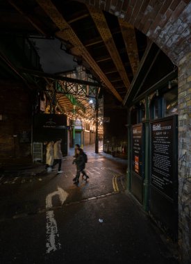 Southwark, Londra, İngiltere: Gece vakti Londra 'nın Southwark ilçesinde Borough Market' te yürümek.
