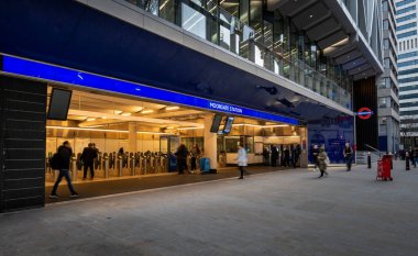 Londra, İngiltere: Londra şehrindeki Moorgate metro istasyonunun girişindeki insanlar.