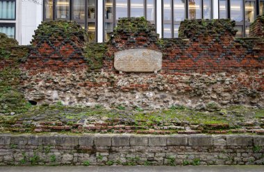 Londra, İngiltere: Antik Londra şehir duvarının bir parçası. Bu, temeli Roma kalesi olan ve 1477 'de eklenmiş tuğladan bir korkulukla kaplı bir ortaçağ duvarı. Peyzaj yönelimi.