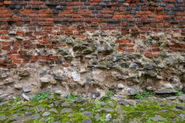 Londra, İngiltere: Londra 'nın antik şehir duvarının detayları. Bu, temeli Roma kalesi olan ve 1477 'de eklenmiş tuğladan bir korkulukla kaplı bir ortaçağ duvarı..
