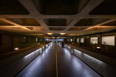 Londra, İngiltere: Londra 'daki Barbican Malikanesi' nde terk edilmiş yol. Barbican Malikanesi, Londra 'daki Brutalist mimarinin önemli bir örneğidir..