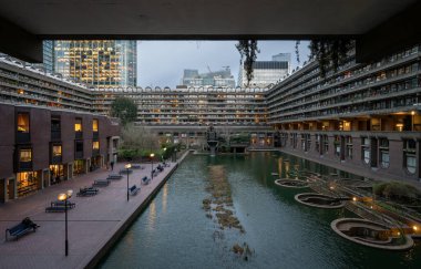 Londra, İngiltere: Londra 'daki Barbican Emlak üzerinde şelaleli yapay göl. Barbican Malikanesi, Londra 'daki Brutalist mimarinin önemli bir örneğidir..