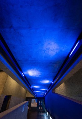 Londra, İngiltere: Londra şehrindeki Barbican Malikanesi 'nin rampa yolu ile iç mimarisi. Barbican Malikanesi, Londra 'daki Brutalist mimarinin önemli bir örneğidir..