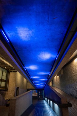 Londra, İngiltere: Londra şehrindeki Barbican Malikanesi 'nin rampa yolu ile iç mimarisi. Barbican Malikanesi, Londra 'daki Brutalist mimarinin önemli bir örneğidir..