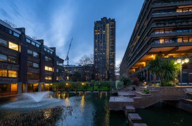 Londra, İngiltere: Lauderdale Kulesi, yapay gölet ve Londra 'daki Barbican Malikanesi' ndeki bahçeler. Barbican Malikanesi, Londra 'daki Brutalist mimarinin önemli bir örneğidir..