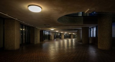 Londra, İngiltere: Londra 'daki Barbican Malikanesi' nin iç mimarisi Frobisher Crescent 'i gösteriyor. Barbican Malikanesi, Londra 'daki Brutalist mimarinin önemli bir örneğidir..