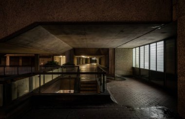 Londra, İngiltere: Londra 'daki Barbican Malikânesinin iç mimarisi Frobisher Crescent ile birlikte. Barbican Malikanesi, Londra 'daki Brutalist mimarinin önemli bir örneğidir..