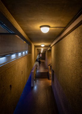 Londra, İngiltere: Londra 'daki Barbican Malikânesinin iç mimarisi. Barbican Malikanesi, Londra 'daki Brutalist mimarinin önemli bir örneğidir..