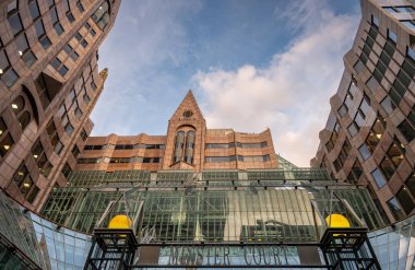 Londra, İngiltere: Londra 'daki Minster Court ve Minster Binası.