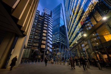 Londra, İngiltere: Londra 'da Lime Caddesi yakınlarındaki yüksek binalar (L-R): Willis Binası, Lloyds Binası, Cheesegrater ve Neşter.