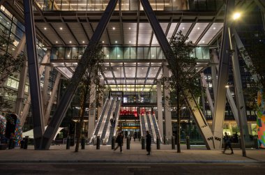 Londra, İngiltere: Londra şehrindeki 122 Leadenhall Caddesi 'ndeki Leadenhall Binası' na Giriş veya Cheesegrater.