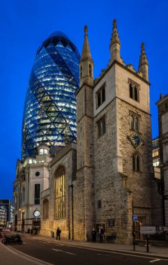 Londra, İngiltere: St Andrew Undershaft Kilisesi Londra 'da St. Mary Axe' de gece vakti.