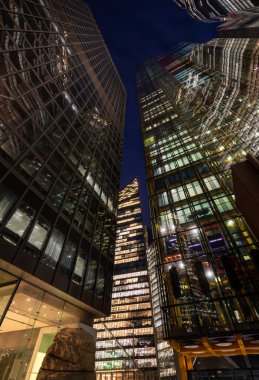 Londra, İngiltere: Londra 'da geceleri Undershaft' tan görülen yüksek binalar. St Helen 's, the Scalpel ve Cheesegrater.
