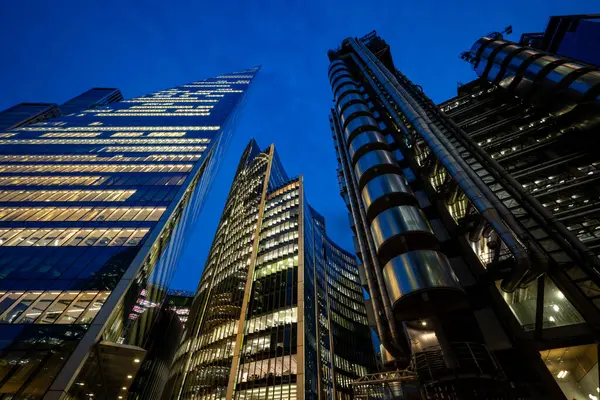 Londra, İngiltere: Londra 'da geceleyin Fenchurch Caddesi' nden görülen yüksek binalar. L-R 'den: Neşter, Willis Binası ve Lloyd Binası..