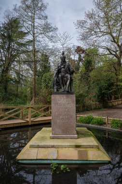 Londra, İngiltere: Holland Park, Londra 'da Lord Holland' ın heykeli. Holland Park, Londra 'nın Kensington ilçesinde orman ve bahçeli bir parktır.. 