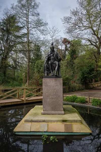 Londra, İngiltere: Holland Park, Londra 'da Lord Holland' ın heykeli. Holland Park, Londra 'nın Kensington ilçesinde orman ve bahçeli bir parktır.. 