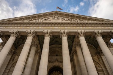 Londra, İngiltere: Londra şehrinde portico ve sütunlarla Royal Exchange.