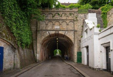 Reigate, Surrey, UK: Reigate Tüneli, 1823 yılında inşa edilmiş ve İngiltere 'nin en eski tüneli. Bir zamanlar Reigate Kalesi 'nin bulunduğu tepenin altından geçiyor. Güneyden görüntüle.