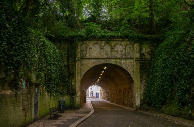 Reigate, Surrey, UK: Reigate Tüneli, 1823 yılında inşa edilmiş ve İngiltere 'nin en eski tüneli. Bir zamanlar Reigate Kalesi 'nin bulunduğu tepenin altından geçiyor. Kuzeyden görüntüle.