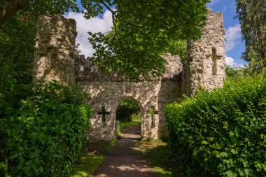 Castle Grounds, Reigate, Surrey, İngiltere 'de halka açık bir park. Şato artık yokken 1777 'de harabelerin üzerine sahte bir ortaçağ kapısı inşa edildi..