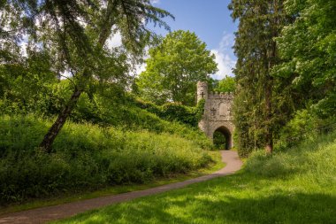Castle Grounds, Reigate, Surrey, İngiltere 'de halka açık bir park. Şato artık yokken 1777 'de harabelerin üzerine sahte bir ortaçağ kapısı inşa edildi..