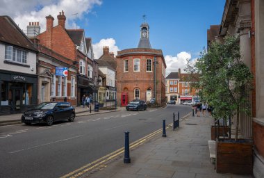 Reigate, Surrey, UK: Old Town Hall (ortada) ile High Street 'i düz ışıkta yönlendir).