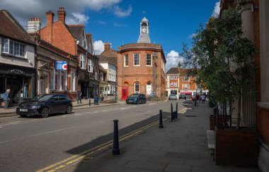 Reigate, Surrey, UK: Old Town Hall (ortada) ile parlak güneş ışığında High Street 'i yönet).