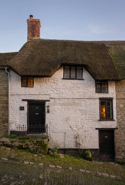 Shaftesbury, Dorset, UK: Shaftesbury 'deki Gold Hill, 1973' te ünlü Hovis Bisiklet Advert filminin çekildiği yer olarak bilinmektedir. Yüksük Kulübesinin Ayrıntıları.