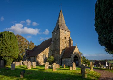 Burwash, Doğu Sussex, UK: Burwash 'daki St. Bartholomew Kilisesi mezarlık ve ağaçlarla.