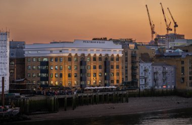 Londra, İngiltere: Pickfords Wharf ve Thames Nehri kıyısındaki Old Thameside Inn, Southwark, Londra 'da alacakaranlıkta.