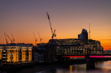 Londra, İngiltere: Pickfords Wharf (aydınlatılmış) ve Thames Nehri Southwark, Londra, alacakaranlıkta. Blackfriars 'a doğru bakıyorum..