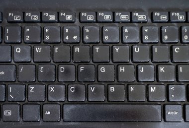 Siyah bilgisayar klavyesini kapat. Yaşlı ve yıpranmış. Damgalamak yok.