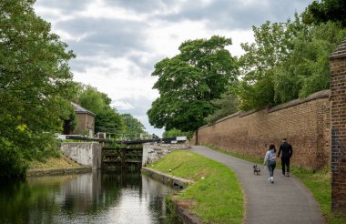 Hanwell, Büyük Londra, İngiltere: Hanwell, Londra 'daki Büyük Birlik Kanalı. Hanwell Kilit Uçuşu 'nda insanlar sahil yolunda yürüyor. Bu 92 numaralı kilit, üst kilit..