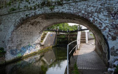 Southall, Greater London, UK: The Grand Union Canal at Southall in London. This is lock number 90, the Norwood Top Lock framed by a bridge.