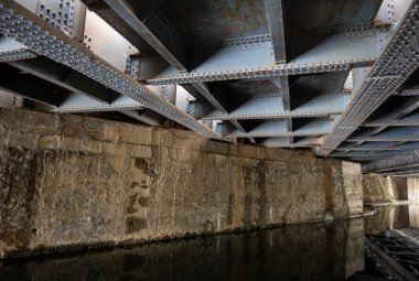 Büyük Batı Ana Hattı 'nın Hayes, Batı Londra' daki Büyük Birlik Kanalı 'nı geçtiği demiryolu köprüsünün altında..