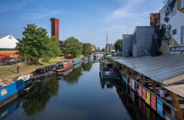 Hackney Wick, Londra, İngiltere: Doğu Londra 'da Hackney Wick' te bir kanal olan Lee Nehri 'ne demirlemiş tekneler (navigasyon). Yol boyunca yürü ve kanal kenarındaki bir barda dur..
