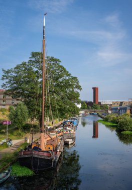 Hackney Wick, Londra, İngiltere: Doğu Londra 'da Hackney Wick' te bir kanal olan Lee Nehri 'ne demirlemiş tekneler (navigasyon). Yol yürümek ve bisiklete binmek için güzel bir yer..