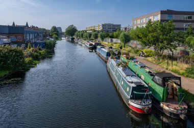 Hackney Wick, Londra, İngiltere: Doğu Londra 'da Hackney Wick' te bir kanal olan Lee Nehri 'ne demirlemiş tekneler (navigasyon). Yol yürümek ve bisiklete binmek için güzel bir yer..