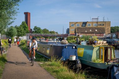 Hackney Wick, Londra, İngiltere: Lee Nehri 'nin yanında bir kanal, Hackney Wick, Doğu Londra' da insanların yürüdüğü ve bisiklet sürdüğü.