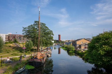 Hackney Wick, Londra, İngiltere: Doğu Londra 'da Hackney Wick' te bir kanal olan Lee Nehri 'ne demirlemiş tekneler (navigasyon). Yol yürümek ve bisiklete binmek için güzel bir yer..