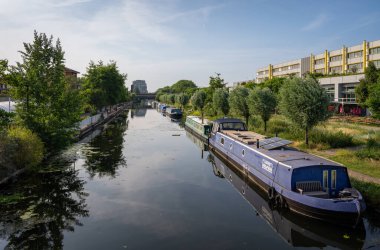 Hackney Wick, Londra, İngiltere: Doğu Londra 'da Hackney Wick' te bir kanal olan Lee Nehri 'ne demirlemiş tekneler (navigasyon). 