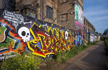Hackney Wick, Londra, İngiltere: Doğu Londra 'da Hackney Wick' te bir kanal olan Lee Nehri 'nin (navigasyon) yanındaki duvara grafiti.
