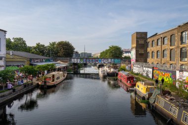 Hackney Wick, Londra, İngiltere: Doğu Londra 'da Hackney Wick' te bir kanal olan Lee Nehri 'ne demirlemiş tekneler (navigasyon). Yol boyunca yürü ve kanal kenarındaki bir barda dur..