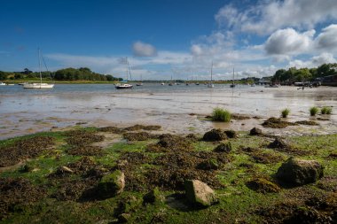 Güneşli bir günde küçük teknelerle Deben nehri alçak sularda. İngiltere 'nin Suffolk kentindeki tarihi Woodbridge kasabasının yakınına bakın..