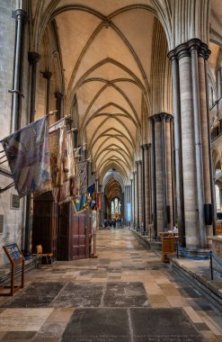 Salisbury, Wiltshire, İngiltere: Salisbury Katedrali 'nin içi tavan, sütunlar ve bayrakları gösteriyor