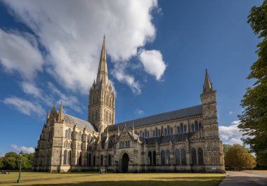 Salisbury, Wiltshire, İngiltere: Öğleden sonra güneşinde Salisbury Katedrali 'nin dışı.