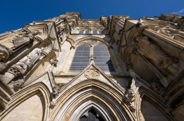 Salisbury, Wiltshire, İngiltere: Salisbury Katedrali 'nin batı cephesi öğleden sonra güneşinde.