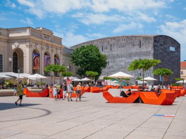 Viyana, Avusturya - Haziran 2022: Müze modernisti Kunst Stiftung Ludwig Wien 'in iç avlusuna bakınız