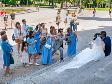 Viyana, Avusturya - Haziran 2022: Viyana 'da Karlsplatz' ın güneyinde yer alan Karlskirche (St. Charles Kilisesi) Habsburg barok katedralinin merdivenlerinde resim çeken Asyalı turistler